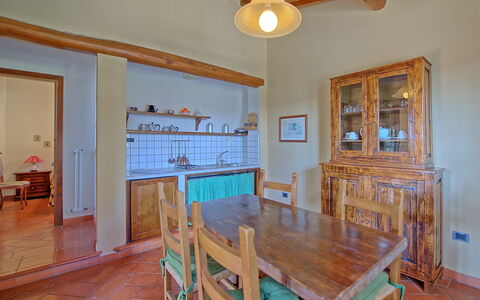 Accommodation Forno: Dining Room, Kitchen