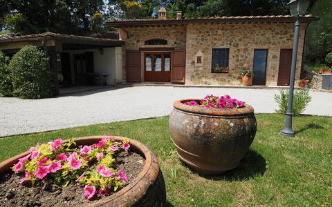 Accommodation Cornocchio 4: Building Exterior, Garden