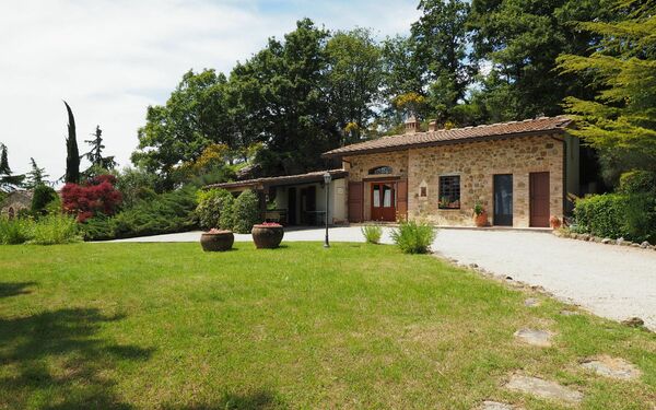 Accommodation Cornocchio 4: Building Exterior, Garden