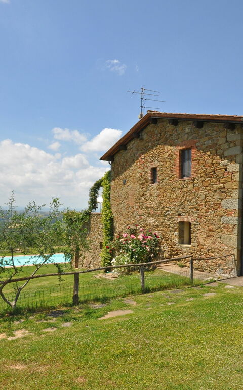 Podere Orietta: Building Exterior, Garden