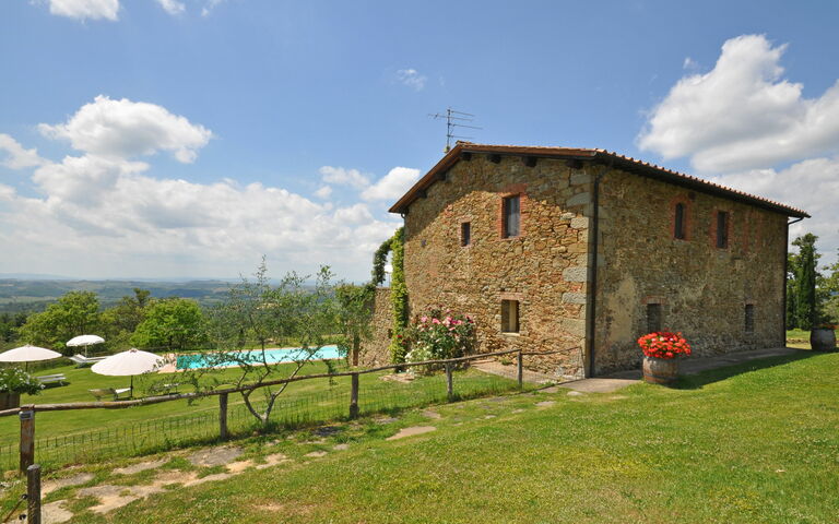 Podere Orietta: Building Exterior, Garden