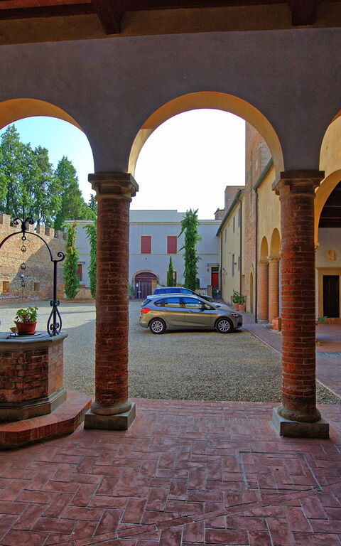 Certaldo: Building Exterior