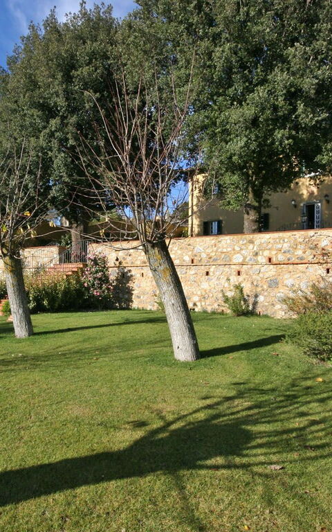 Dante: Building Exterior, Garden