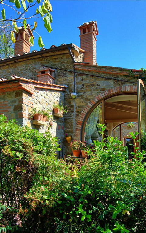 Gellino: Building Exterior, Garden