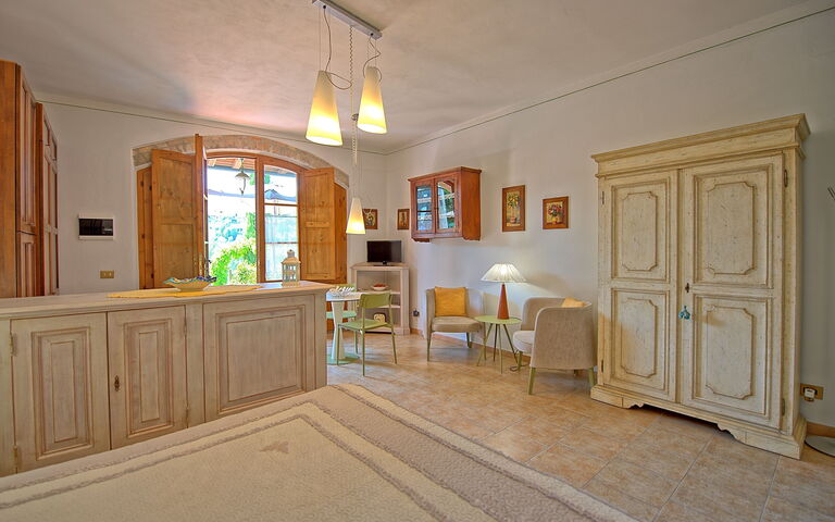 Accommodation Ovile: Bedroom, Dining Room, Kitchen, Living Room