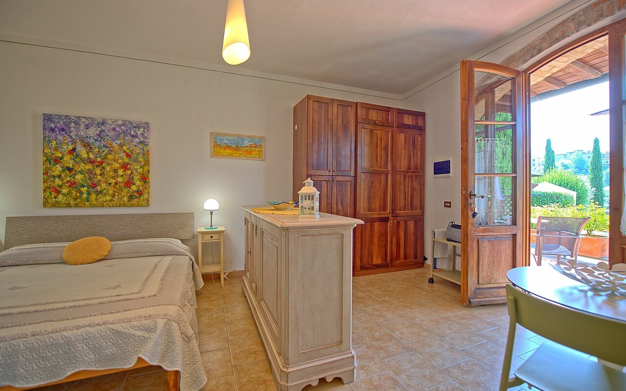 Accommodation Ovile: Bedroom, Dining Room, Kitchen, Living Room