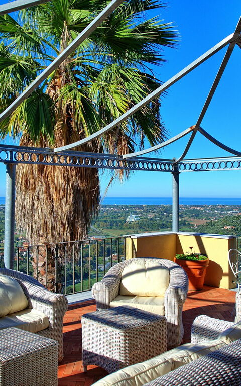 Villa Camaiore: Balcony / Terrace / Patio, Scenic View