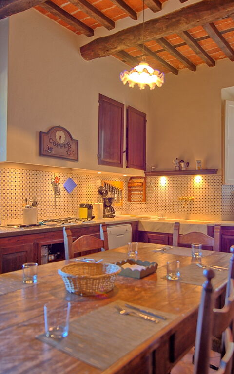 Villa Camaiore: Dining Room, Kitchen