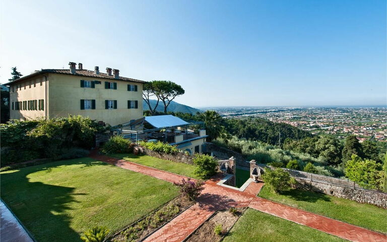 Villa Camaiore: Building Exterior, Garden