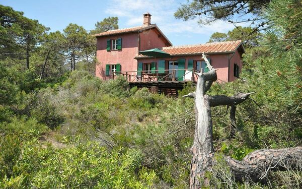 Casamare: Building Exterior