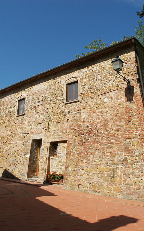 La Valle: Building Exterior