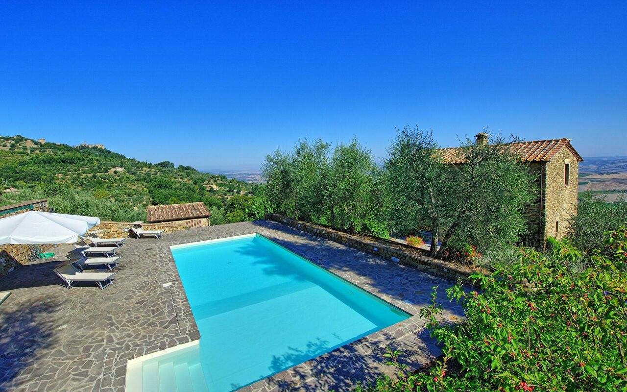 Villa Montalcino: Pool, Scenic View