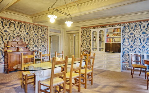 Accommodation Conte: Dining Room, Living Room
