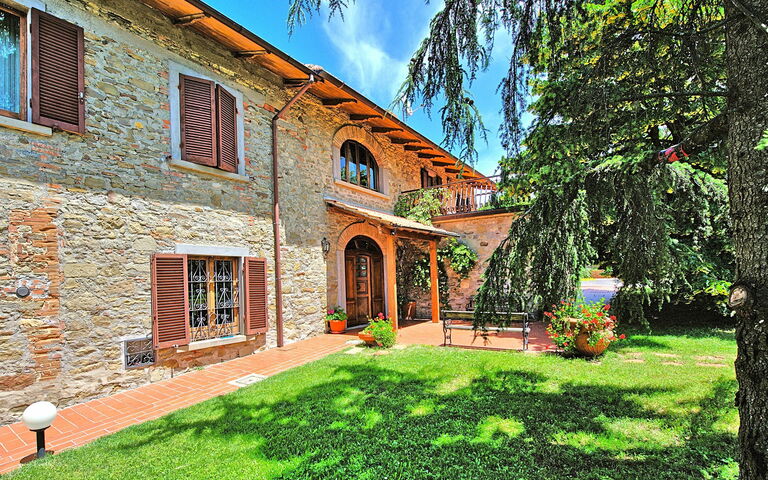 Villa Lorena: Building Exterior, Garden