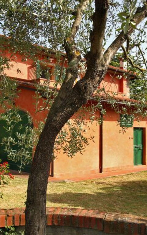 Villa Acacia: Building Exterior