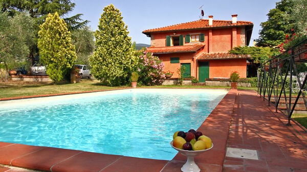 Villa Acacia: Building Exterior