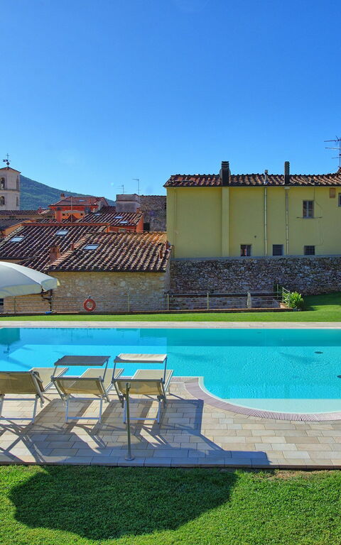 Flavia: Outdoor, Pool