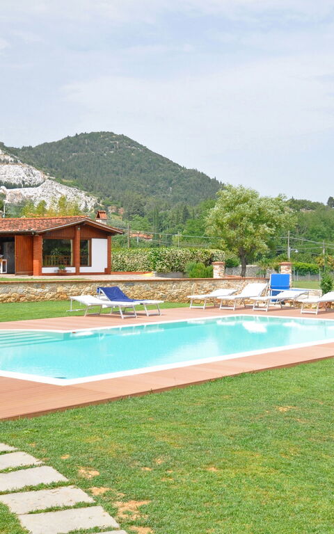 Flavia: Garden, Pool