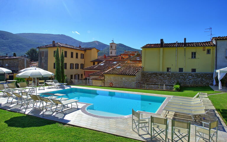 Flavia: Outdoor, Pool