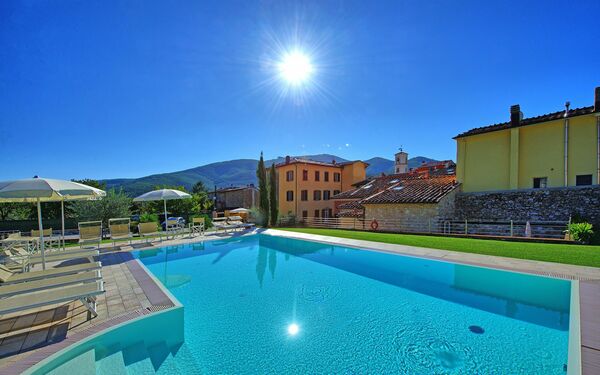 Flavia: Outdoor, Pool