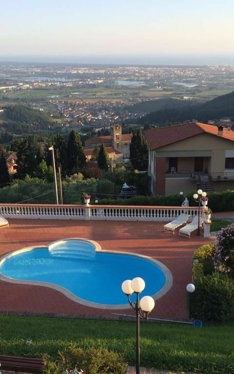 Villa Sophia: Pool, Scenic View