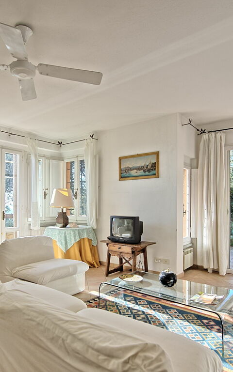 Vista Mare: Dining Room, Living Room