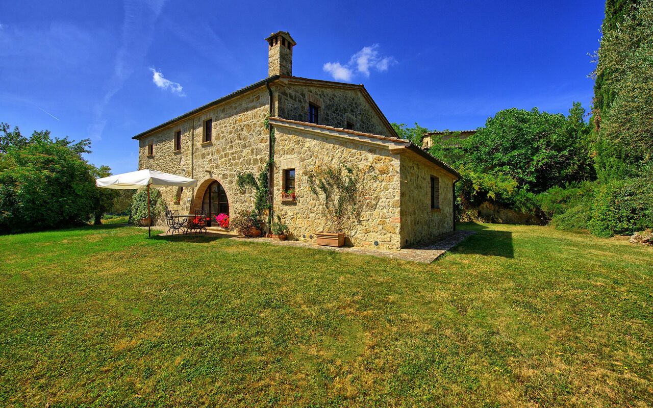 Villa Sarteano: Building Exterior, Garden