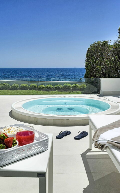 Marisol: Hot Tub, Outdoor