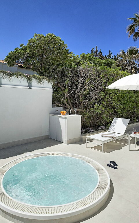 Marisol: Hot Tub, Outdoor