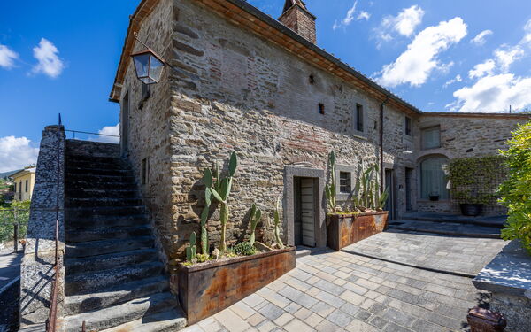 Casa la Fonte: Building Exterior, Outdoor