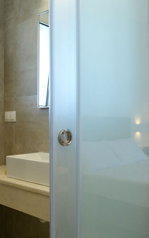 Beachfront Villa Seasun: Bathroom, Bedroom