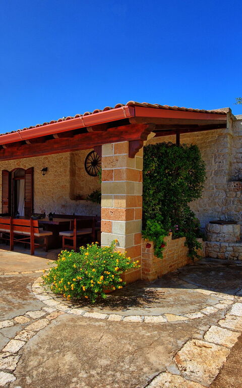 Lamia Santo Arcangelo: Building Exterior