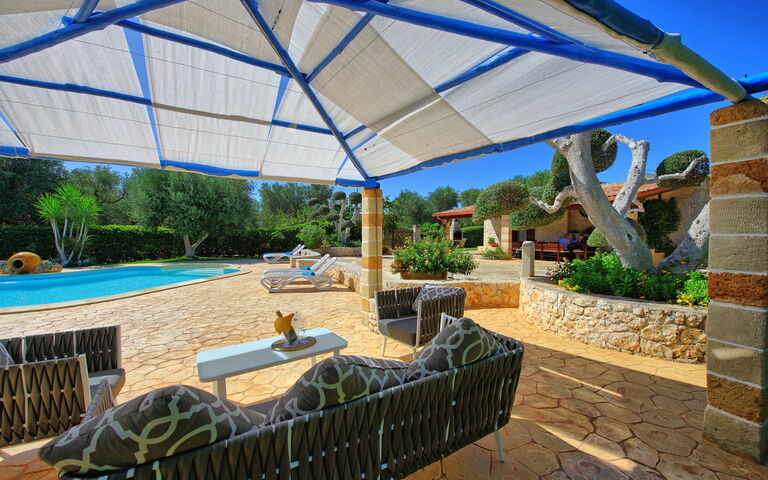 Lamia Santo Arcangelo: Building Exterior