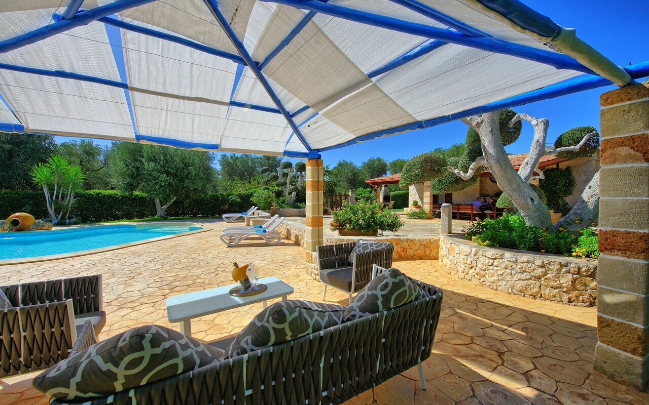 Lamia Santo Arcangelo: Building Exterior