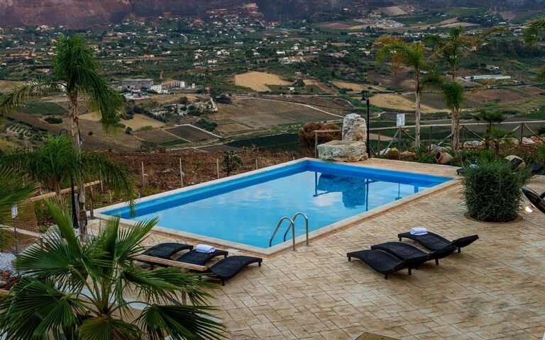 Villa Le Muse: Pool, Scenic View