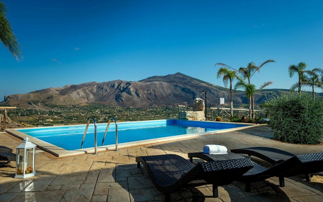 Villa Le Muse: Pool, Scenic View