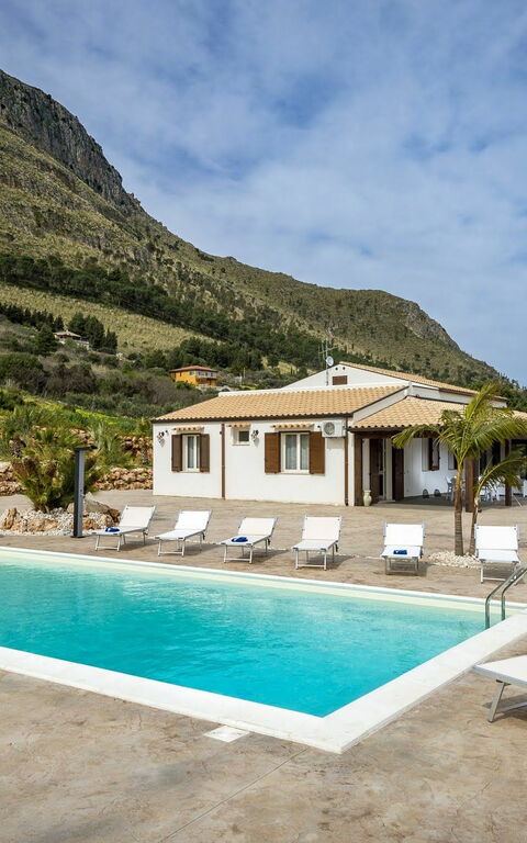 Villa Mare e Monti: Outdoor, Pool