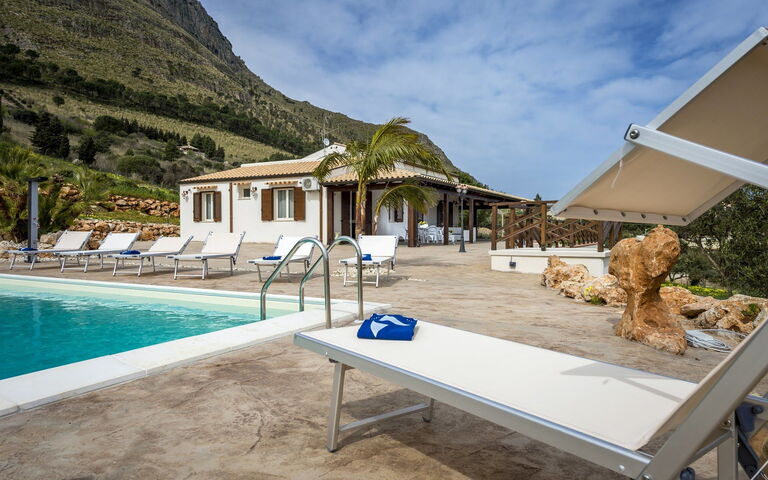 Villa Mare e Monti: Outdoor, Pool