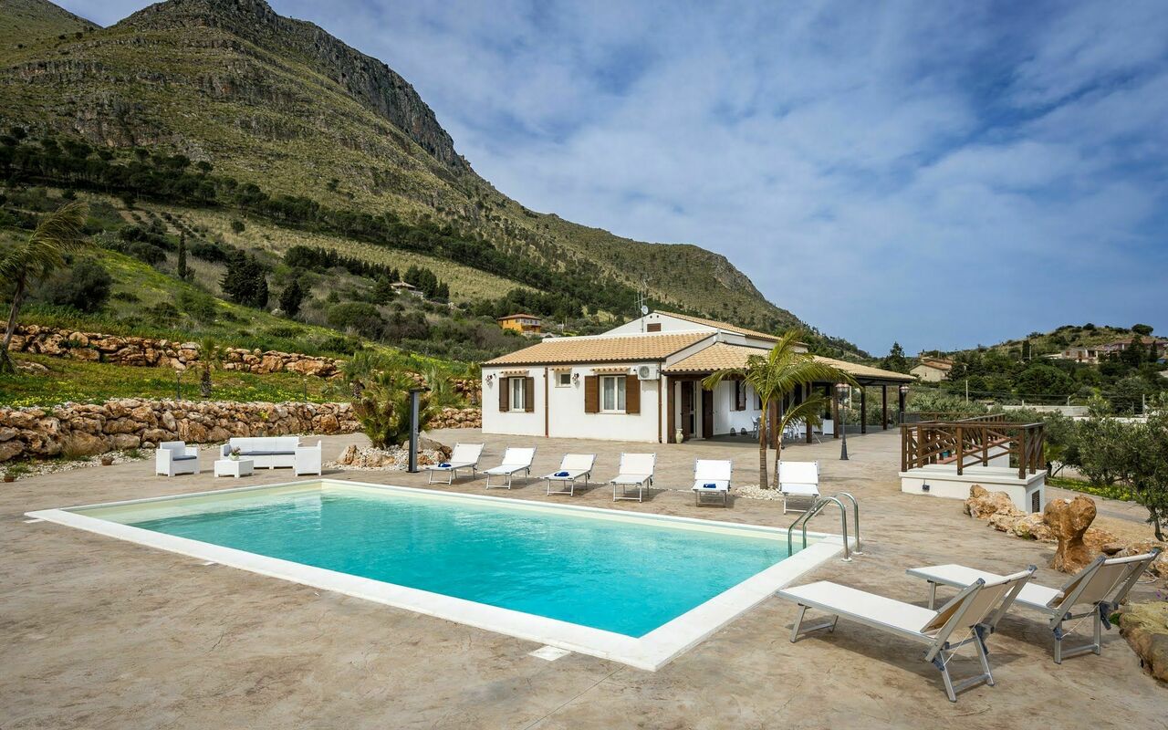 Villa Mare e Monti: Outdoor, Pool
