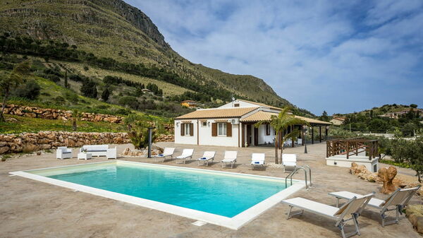 Villa Mare e Monti: Outdoor, Pool