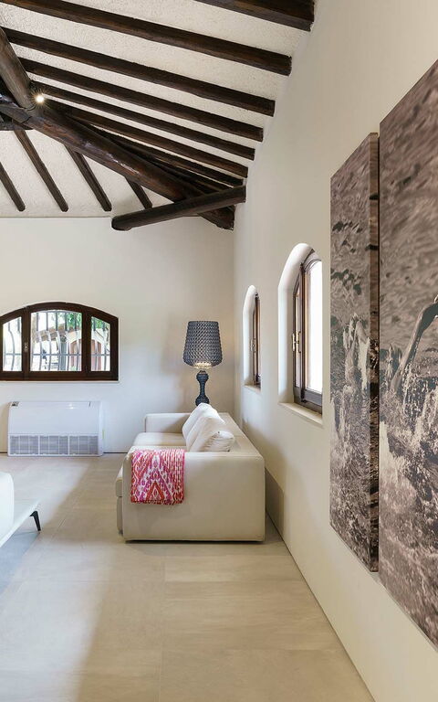 Blu Moon: Common Room, Living Room