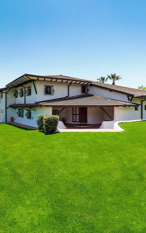 Blu Moon: Building Exterior, Garden