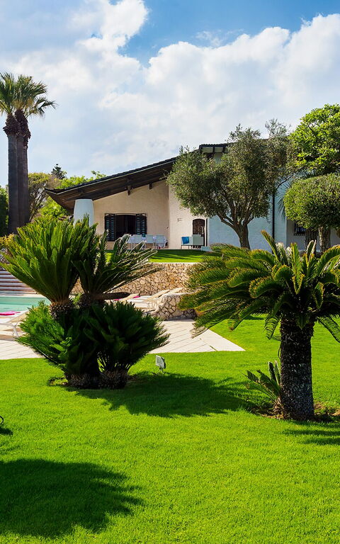 Blu Moon: Building Exterior, Garden, Outdoor, Pool