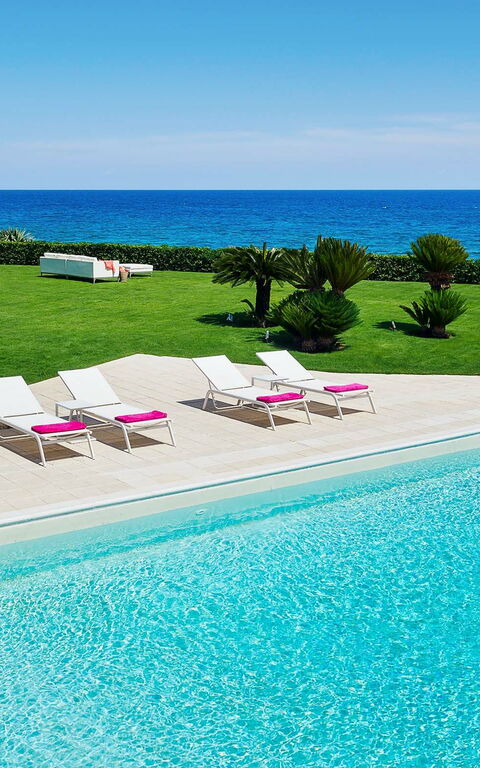 Blu Moon: Garden, Pool, Scenic View