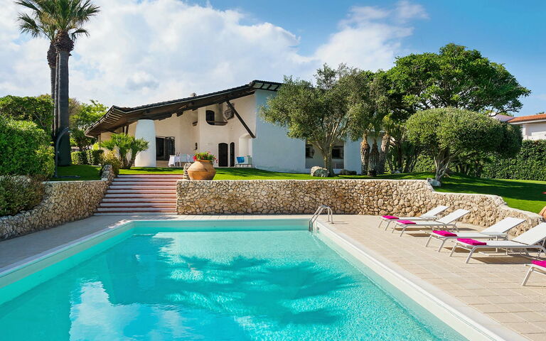 Blu Moon: Building Exterior, Garden, Pool