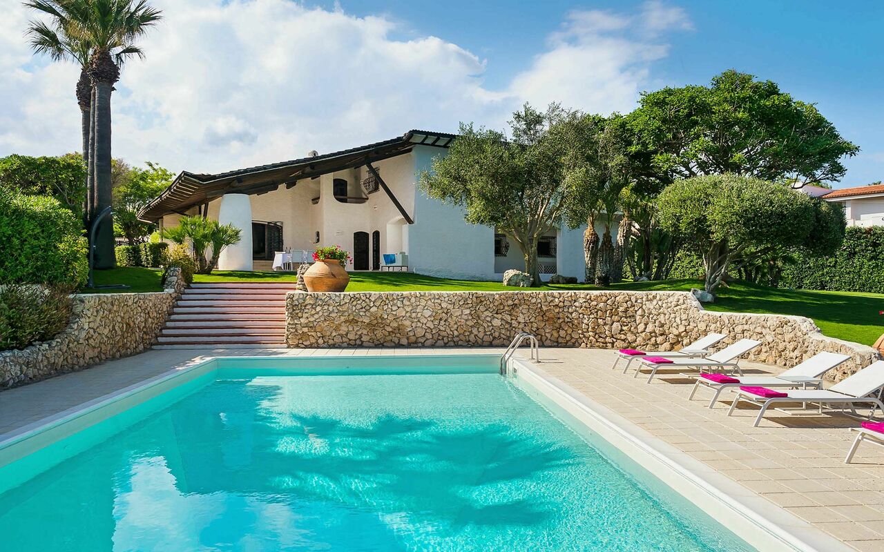 Blu Moon: Building Exterior, Garden, Pool