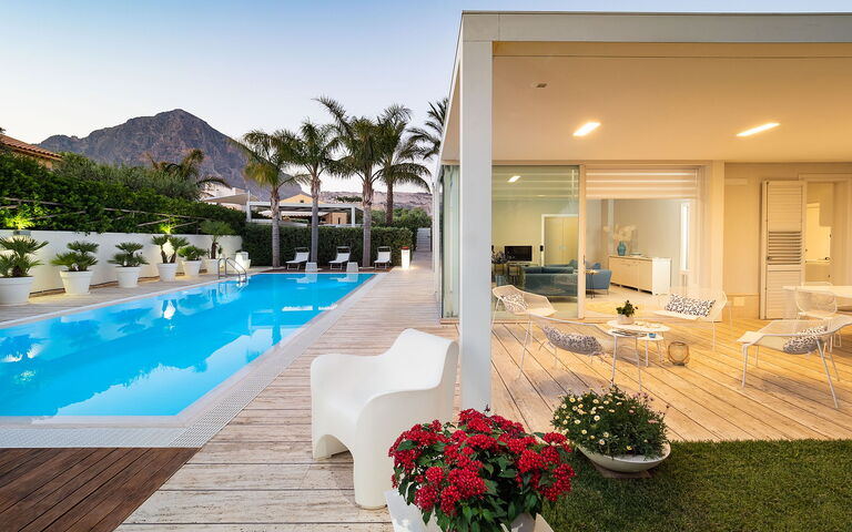 Villa Bellini: Building Exterior, Pool