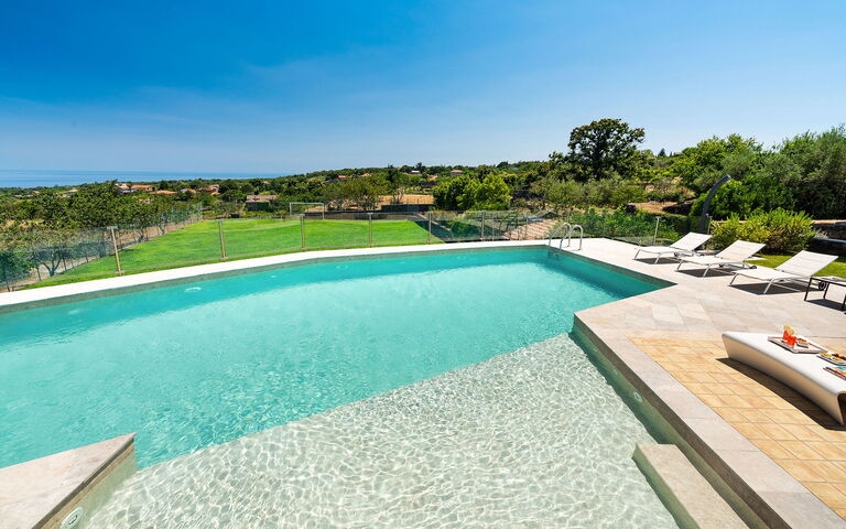 Villa Torre Etnea: Garden, Pool