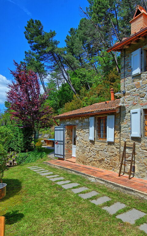 Casale Di Cozzile: Building Exterior, Garden