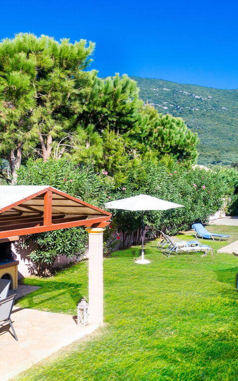 Beachfront Villa Rania: Garden, Outdoor